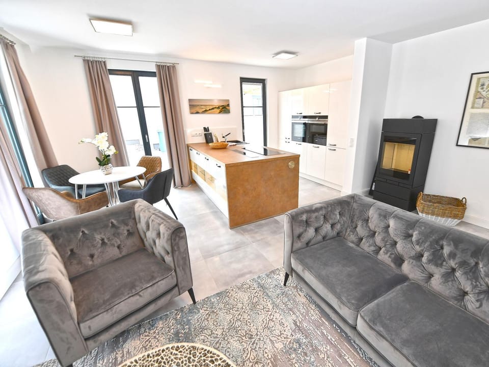 Kitchen or kitchenette, Living room, Seating area, Dining area