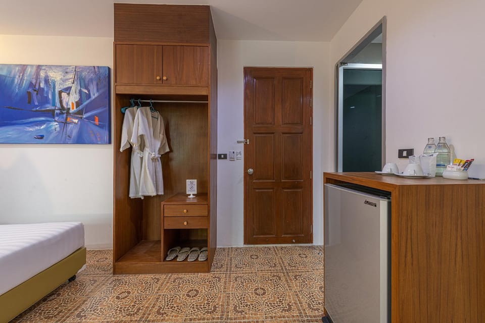 Photo of the whole room, Bedroom, wardrobe
