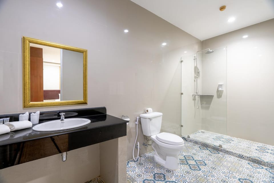 Shower, Toilet, towels