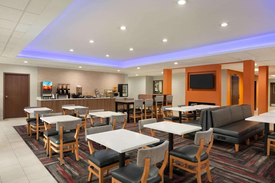 Restaurant/places to eat, Dining area, On site, Breakfast