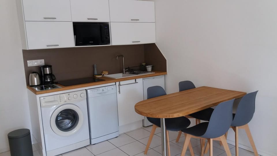 Coffee/tea facilities, Kitchen or kitchenette, Dining area, dishwasher, minibar, washing machine