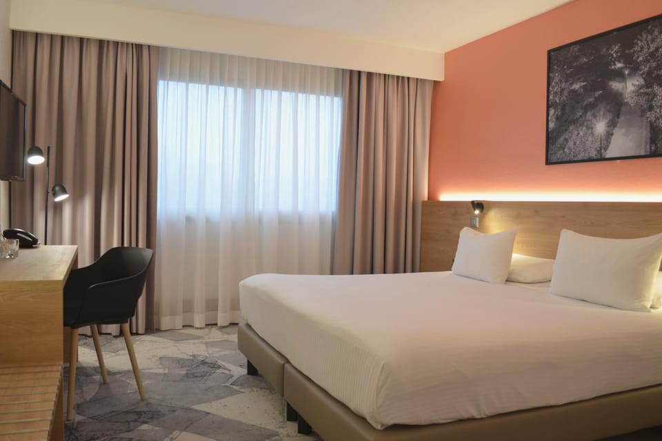 TV and multimedia, Seating area, Bedroom