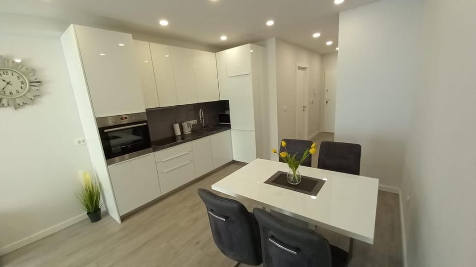 Kitchen or kitchenette, Dining area, stove