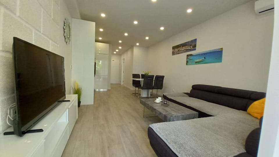 Communal lounge/ TV room, TV and multimedia, Living room, Seating area, Evening entertainment