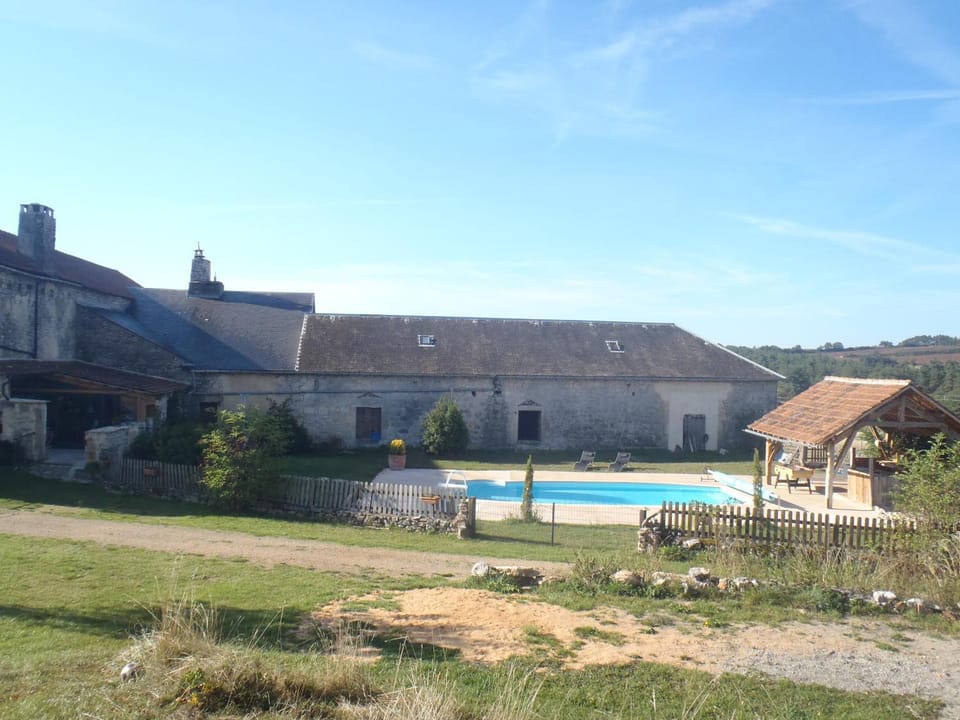 chambre d’hôtes spacieuse avec piscine et grande salle de bain Bed and Breakfast in Auvergne-Rhône-Alpes