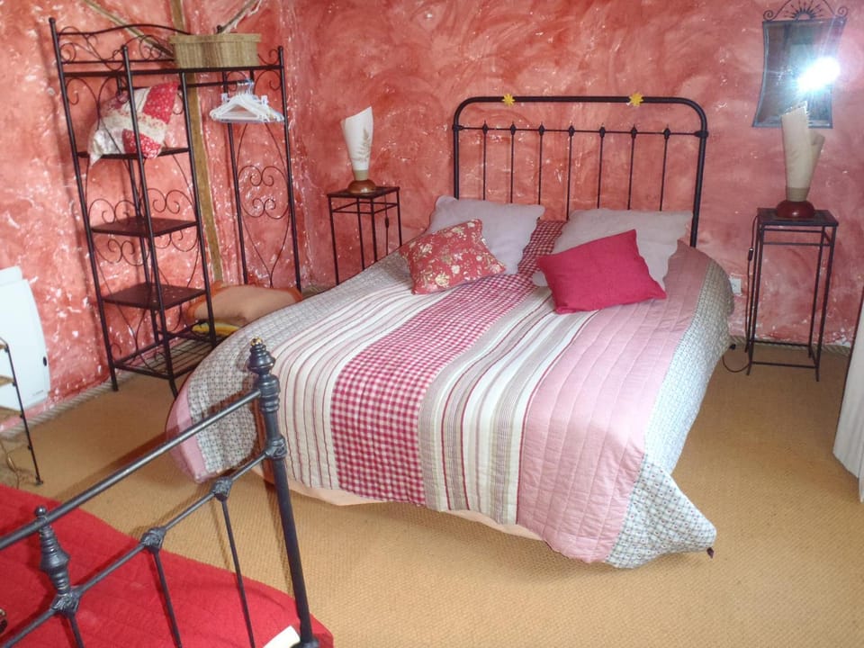 chambre d’hôtes spacieuse avec piscine et grande salle de bain Bed and Breakfast in Auvergne-Rhône-Alpes