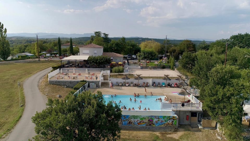 Charmant camping Familiale 3 Etoiles vue 360 plage piscine à débordement empl XXL Campground/ 
RV Resort in Provence-Alpes-Côte d'Azur