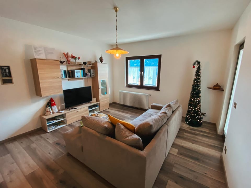 Communal lounge/ TV room, TV and multimedia, Living room