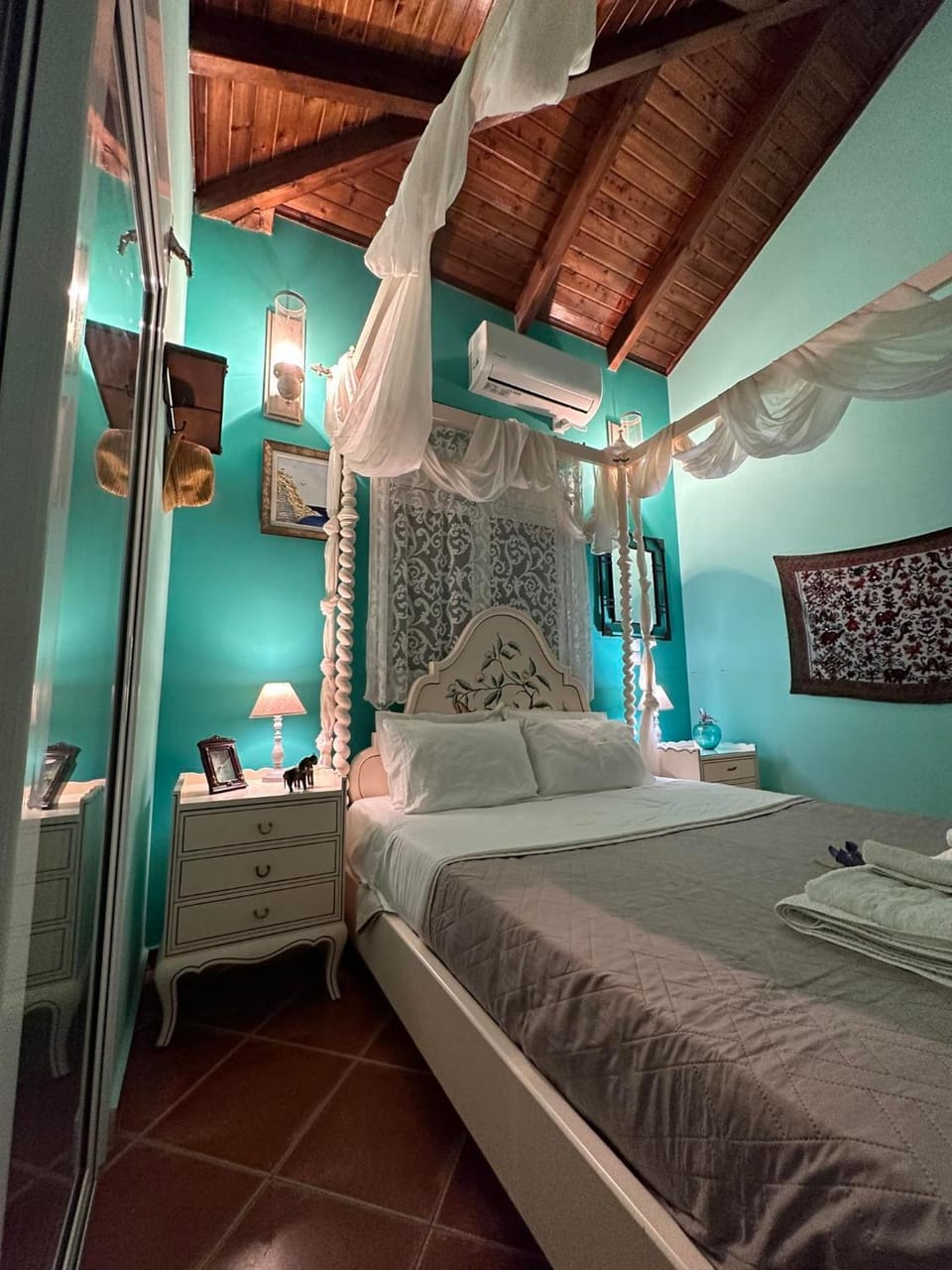 Bed, Photo of the whole room, Bedroom, towels
