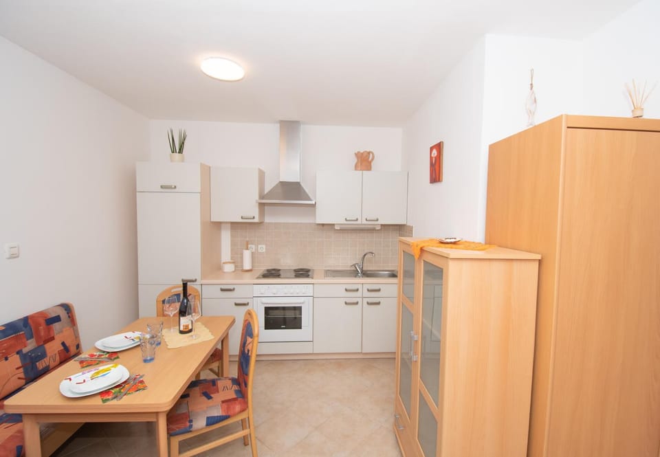 Kitchen or kitchenette, Dining area, Communal kitchen