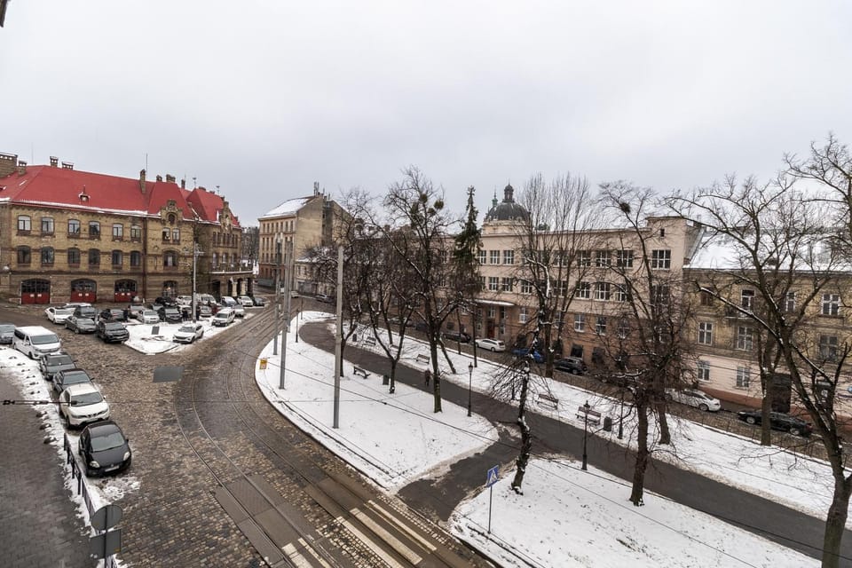 Property building, Day, Neighbourhood, Winter, City view, Street view, Location, Parking