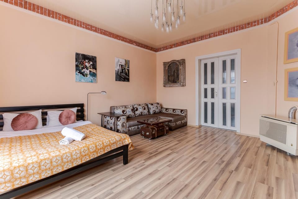 Bed, TV and multimedia, Living room, Photo of the whole room, Seating area, Bedroom