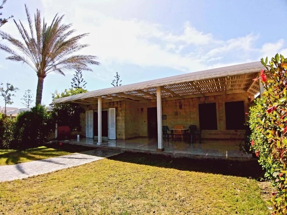 Property building, Facade/entrance, Garden, Garden view