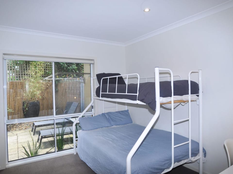 Bedroom, bunk bed