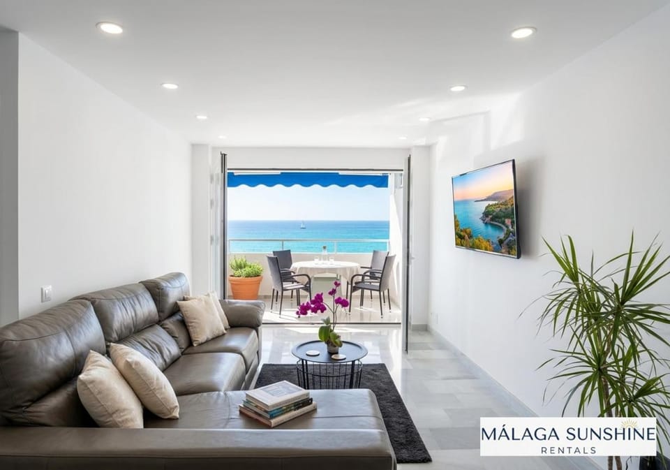 Communal lounge/ TV room, Living room, Beach, Evening entertainment, Sea view