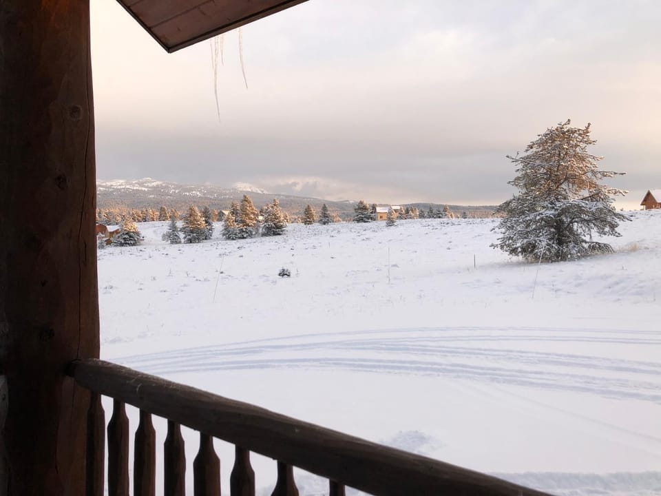 Boondockers by KABINO Hot Tub Pool Table SportsTV Fiber Optic WiFi House in Idaho