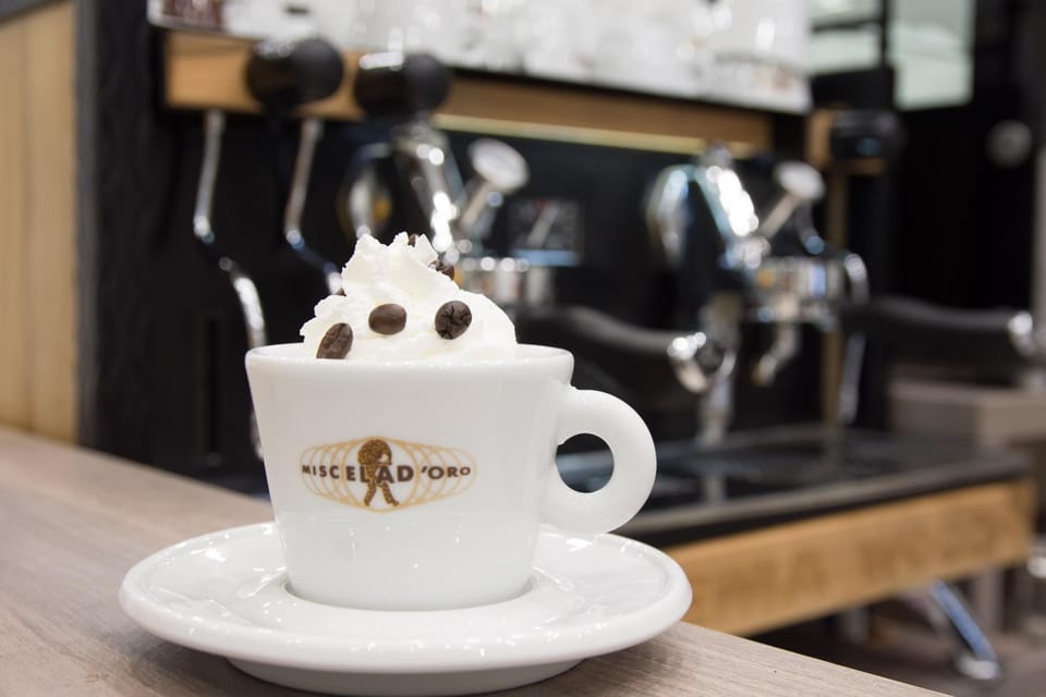 Coffee/tea facilities, Lounge or bar