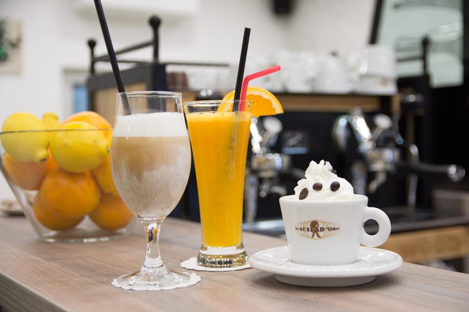 Lounge or bar, Food, Drinks