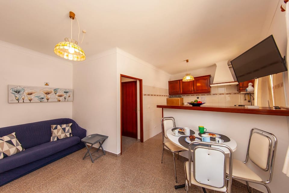 TV and multimedia, Kitchen or kitchenette, Living room, Seating area, Dining area