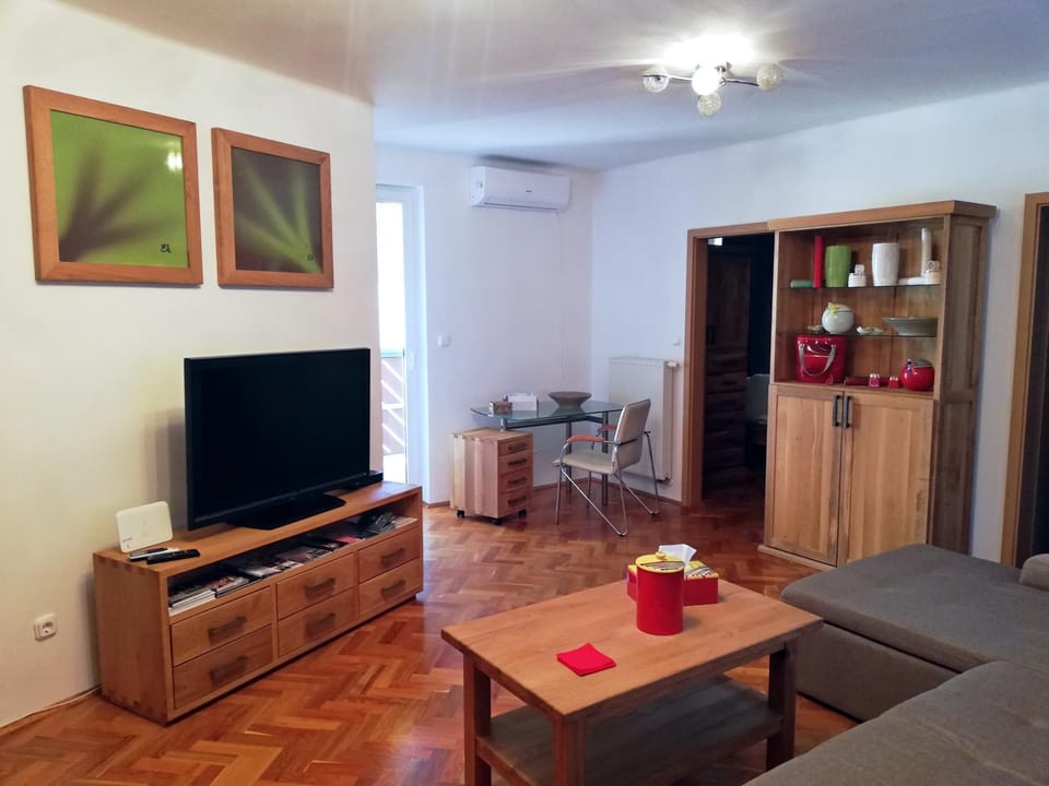 Communal lounge/ TV room, TV and multimedia, Living room, Seating area