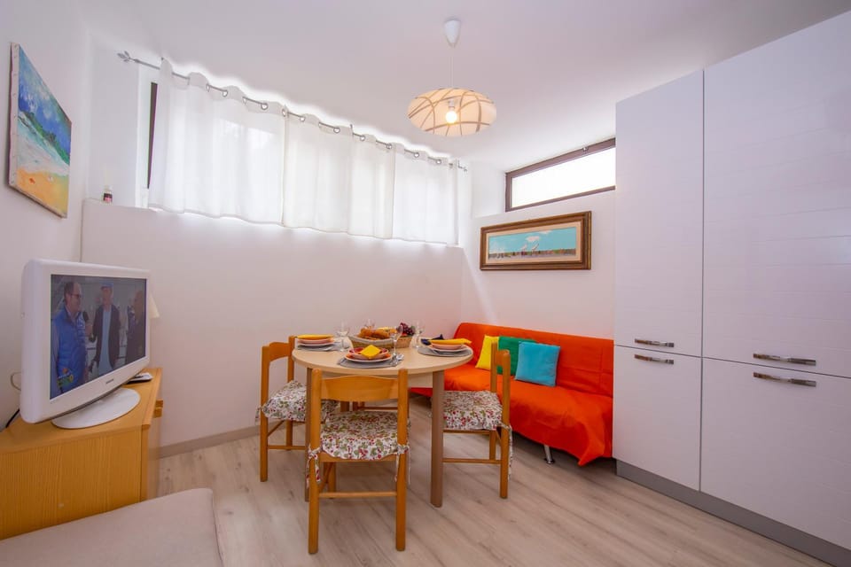Seating area, Dining area