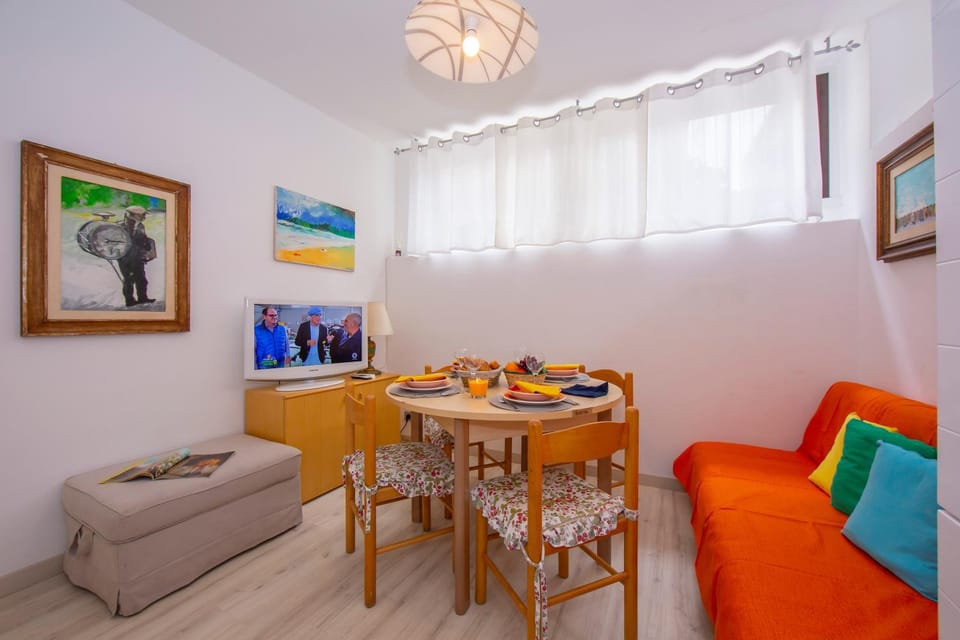 Living room, Dining area