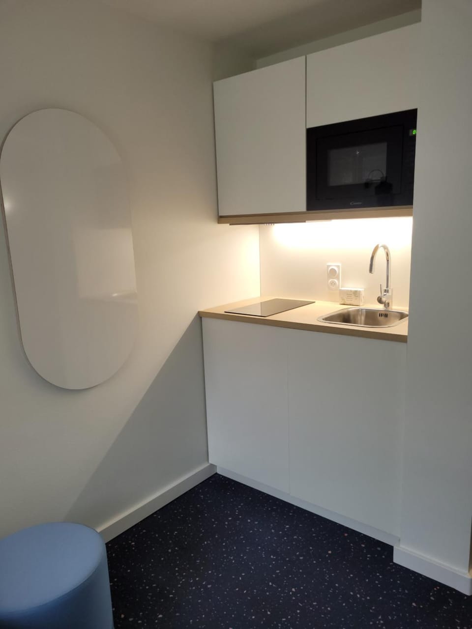 Kitchen or kitchenette, minibar, stove