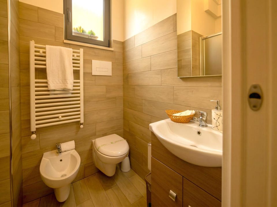 Shower, Toilet, Bathroom, bidet, towels
