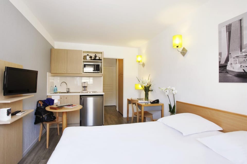 Kitchen or kitchenette, Photo of the whole room, Dining area, Bedroom