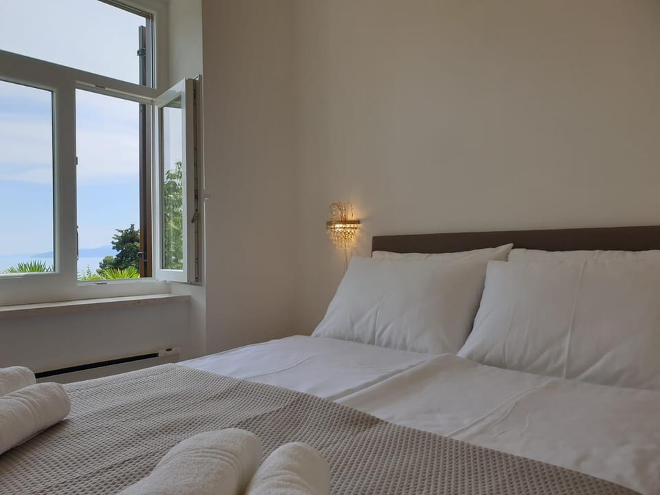 Bed, Bedroom, Sea view