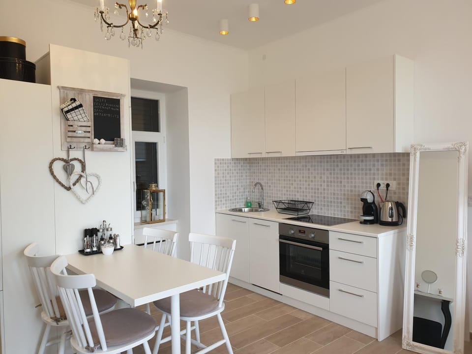 Kitchen or kitchenette, Dining area