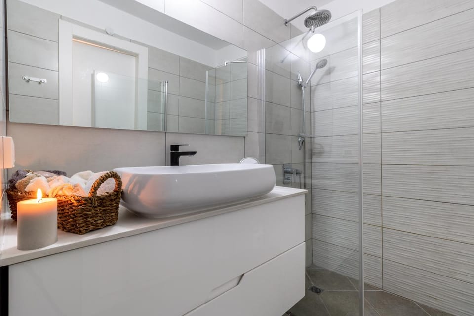 Luxury Three-Bedroom/Terrace Over Old City View Apartment in Jerusalem