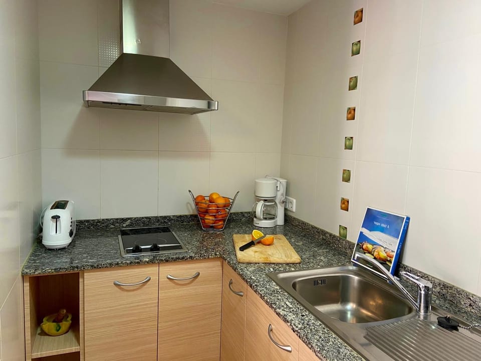 Kitchen or kitchenette, minibar, stove