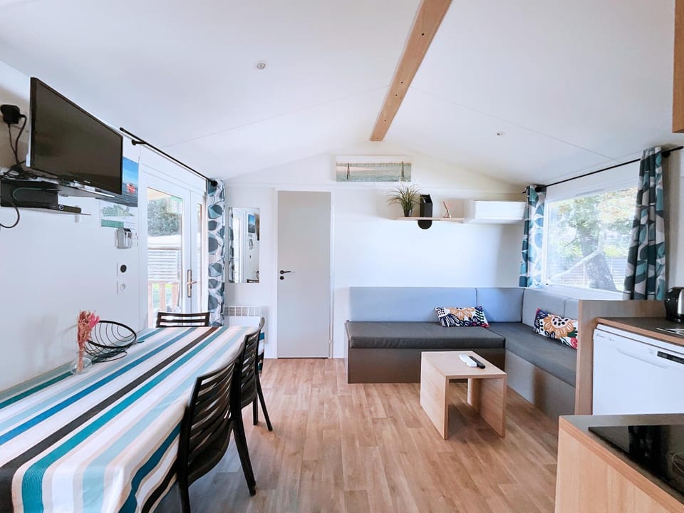 TV and multimedia, Kitchen or kitchenette, Living room, Dining area, heating, air conditioner