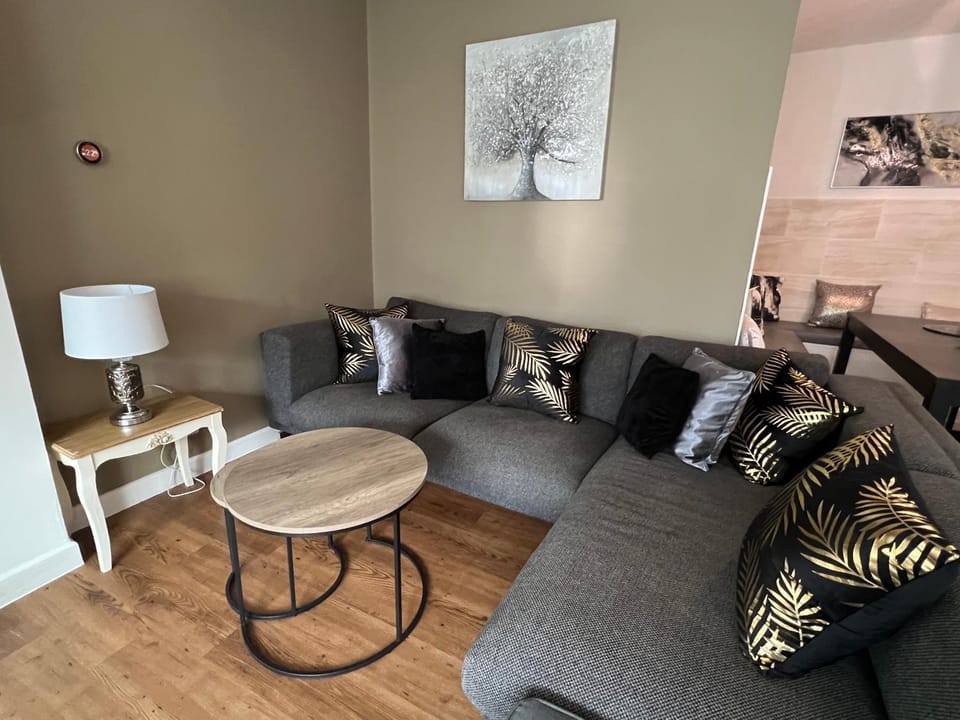 Nearby Glastonbury, Next to Street Town Centre - Ground Floor Large 3 BD With Parking, Sleeps Up to 6 Apartment in Glastonbury