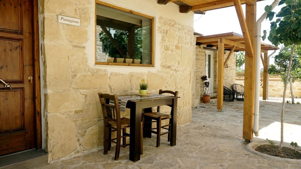 Patio, Facade/entrance