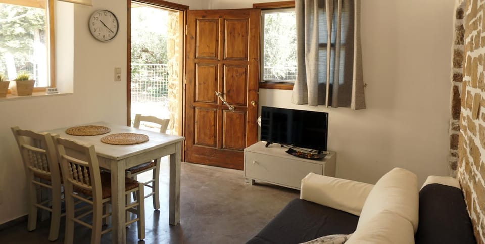 TV and multimedia, Living room, Seating area, Dining area