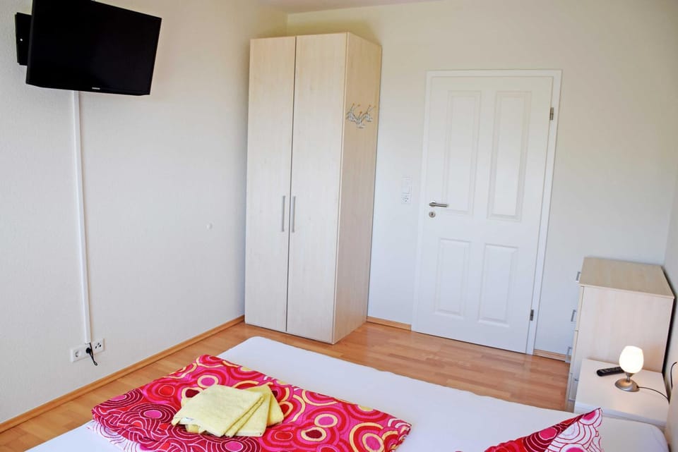 Communal lounge/ TV room, Bed, TV and multimedia, Photo of the whole room, Bedroom