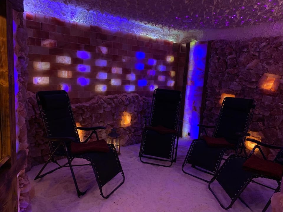 Willa Karkonoska - klimatyczne pokoje i studia z ANEKSAMI KUCHENNYMI - Śniadania Sauna Grota Solna Siłownia Parking WI-FI W CENIE Bed and Breakfast in Lower Silesian Voivodeship