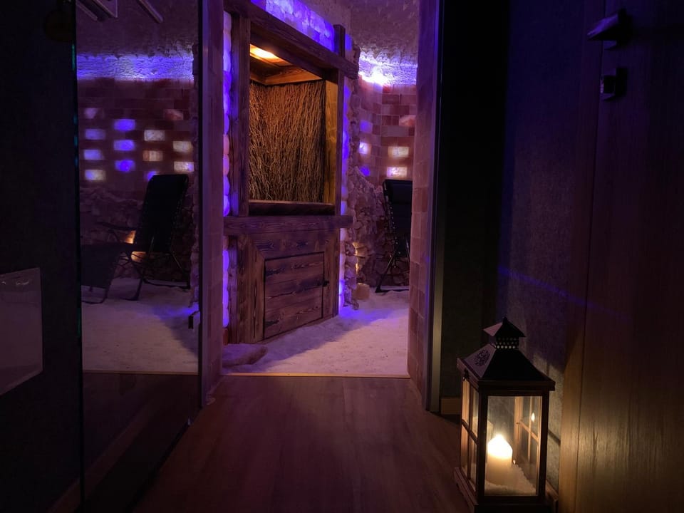 Willa Karkonoska - klimatyczne pokoje i studia z ANEKSAMI KUCHENNYMI - Śniadania Sauna Grota Solna Siłownia Parking WI-FI W CENIE Bed and Breakfast in Lower Silesian Voivodeship