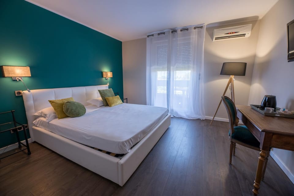 Bed, Bedroom, air conditioner