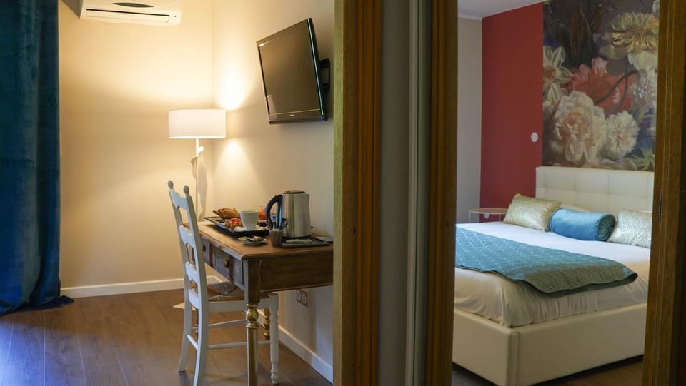 Bed, TV and multimedia, Bedroom, hair dresser, air conditioner