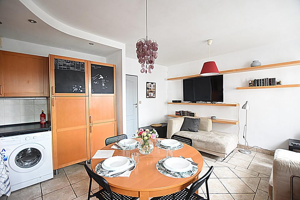 Communal lounge/ TV room, TV and multimedia, Coffee/tea facilities, Kitchen or kitchenette, Living room, Dining area
