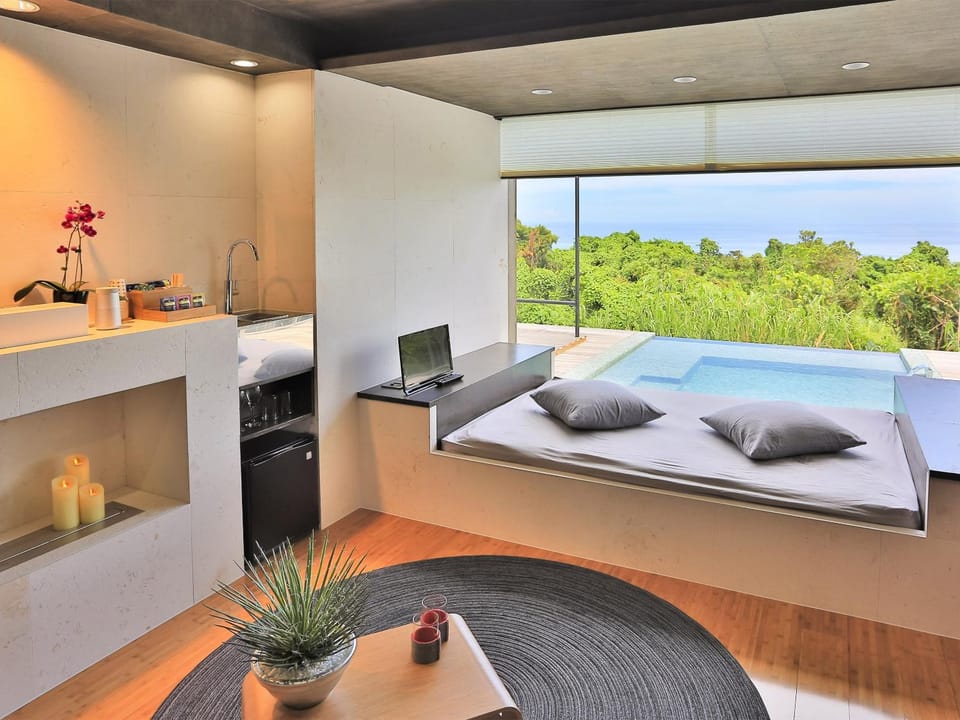 Photo of the whole room, Sea view