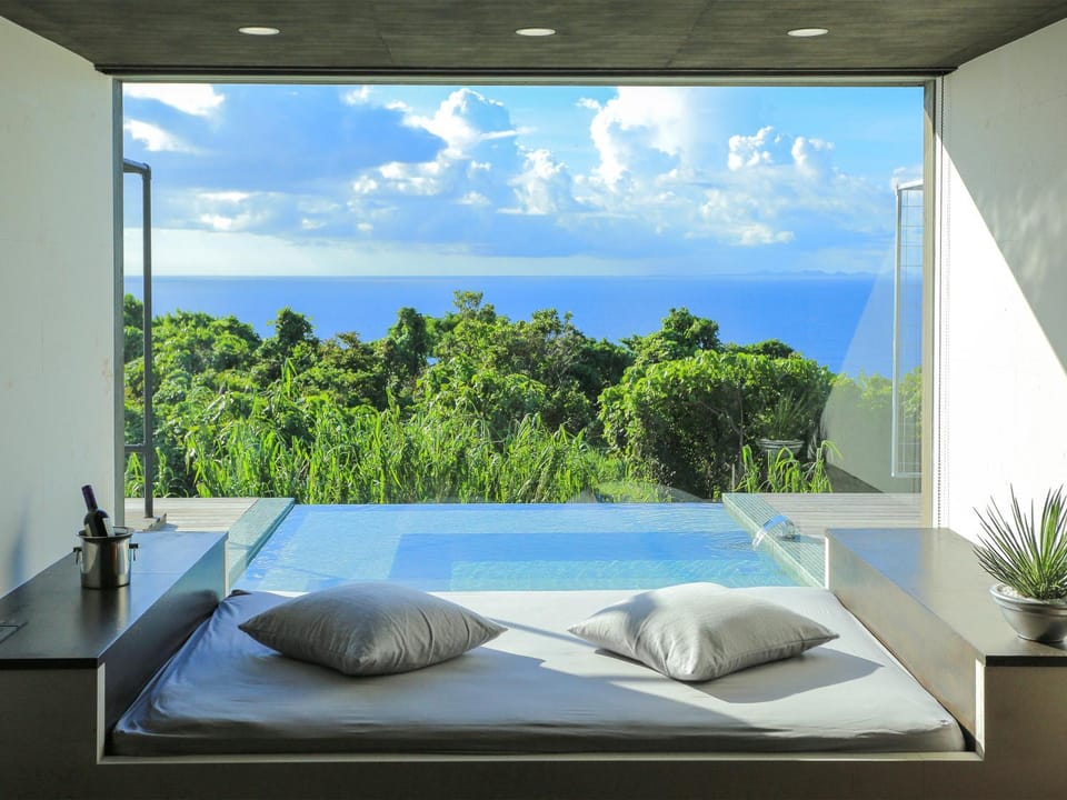 Photo of the whole room, Sea view