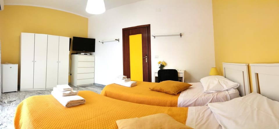 Bed, TV and multimedia, Photo of the whole room, Bedroom, internet, towels, wardrobe, air conditioner