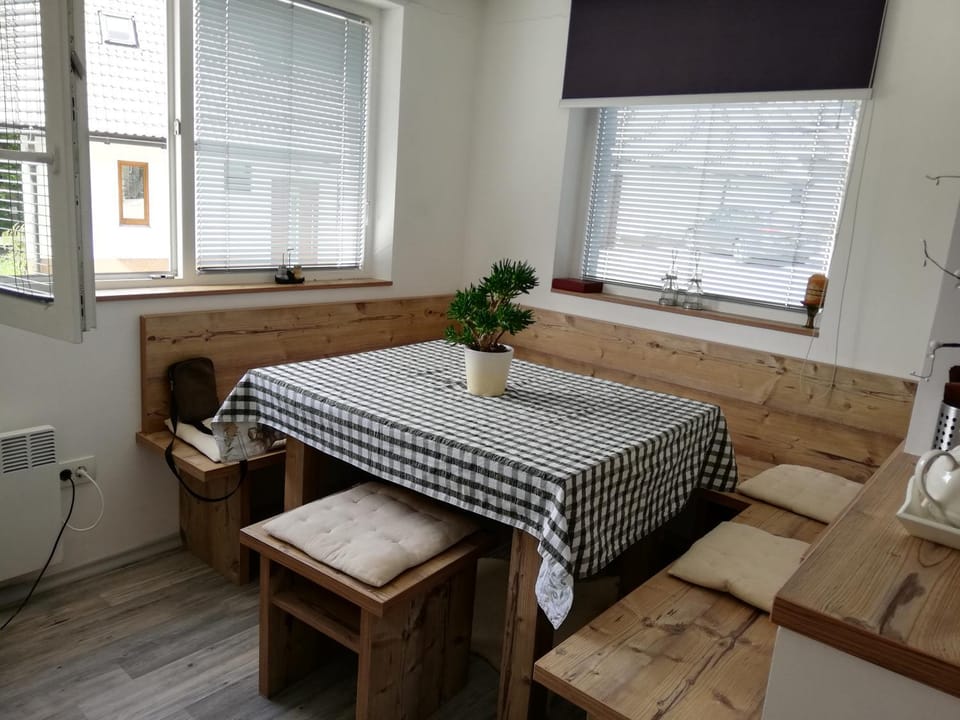 Seating area, Dining area