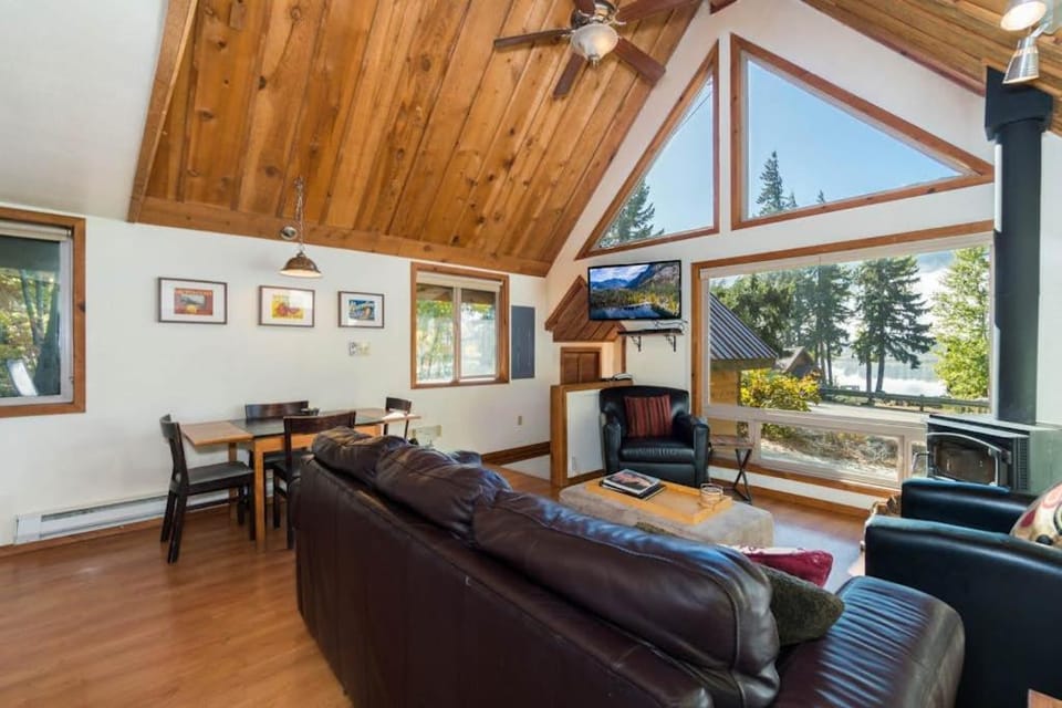 Vista View Chalet - 2 Bed 1 Bath Vacation home in Lake Wenatchee House in Telma