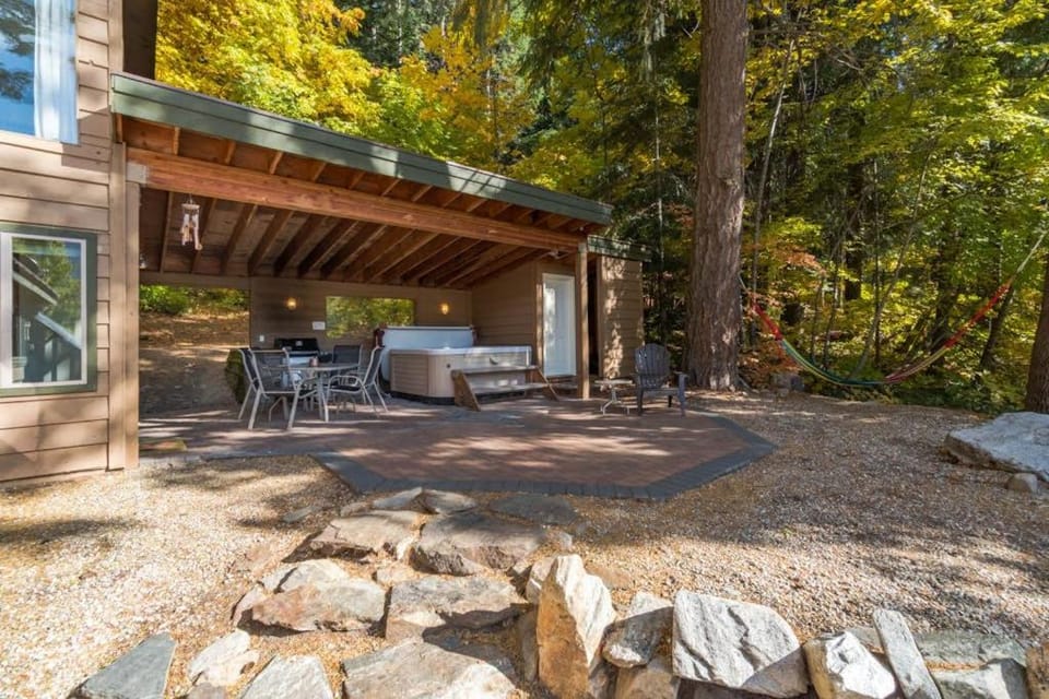Vista View Chalet - 2 Bed 1 Bath Vacation home in Lake Wenatchee House in Telma