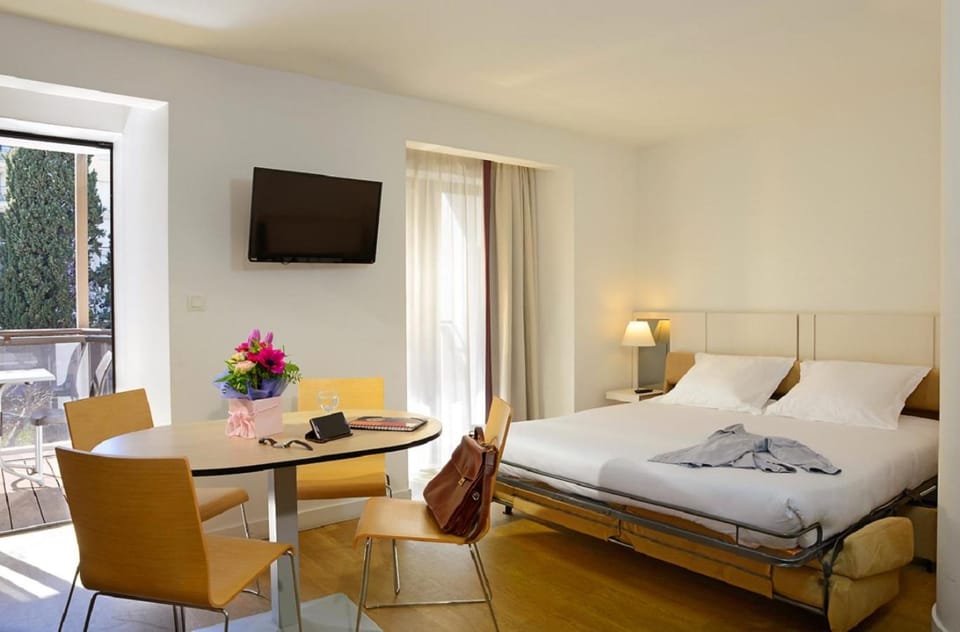 Bed, TV and multimedia, Bedroom